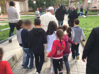 Die Freitage der Barmherzigkeit: Papst Franziskus besucht das SOS Kinderdorf